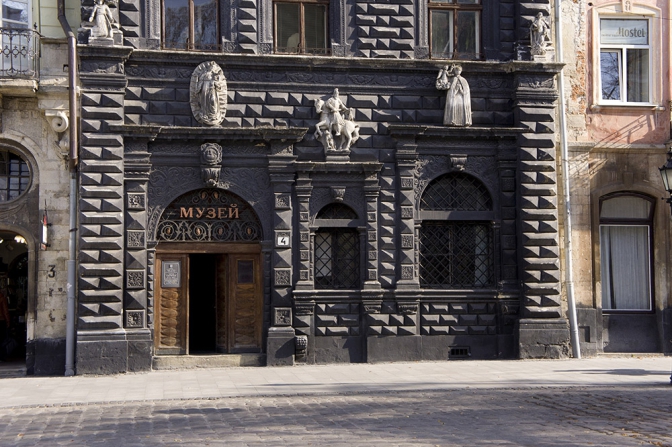 У Львові продовжать реставрацію Чорної кам'яниці