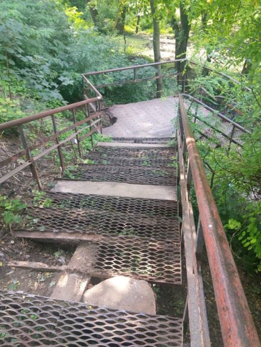 В Снопковском парке отремонтируют лестницы