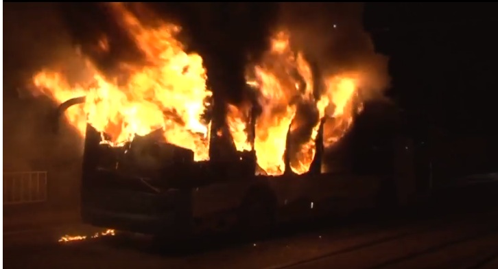 У центрі Львов згорів рейсовий автобус (відео)