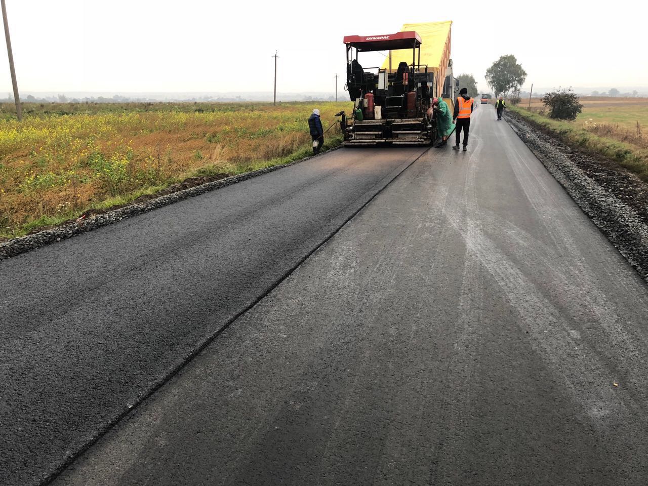 В Радеховском районе завершают ремонт дороги