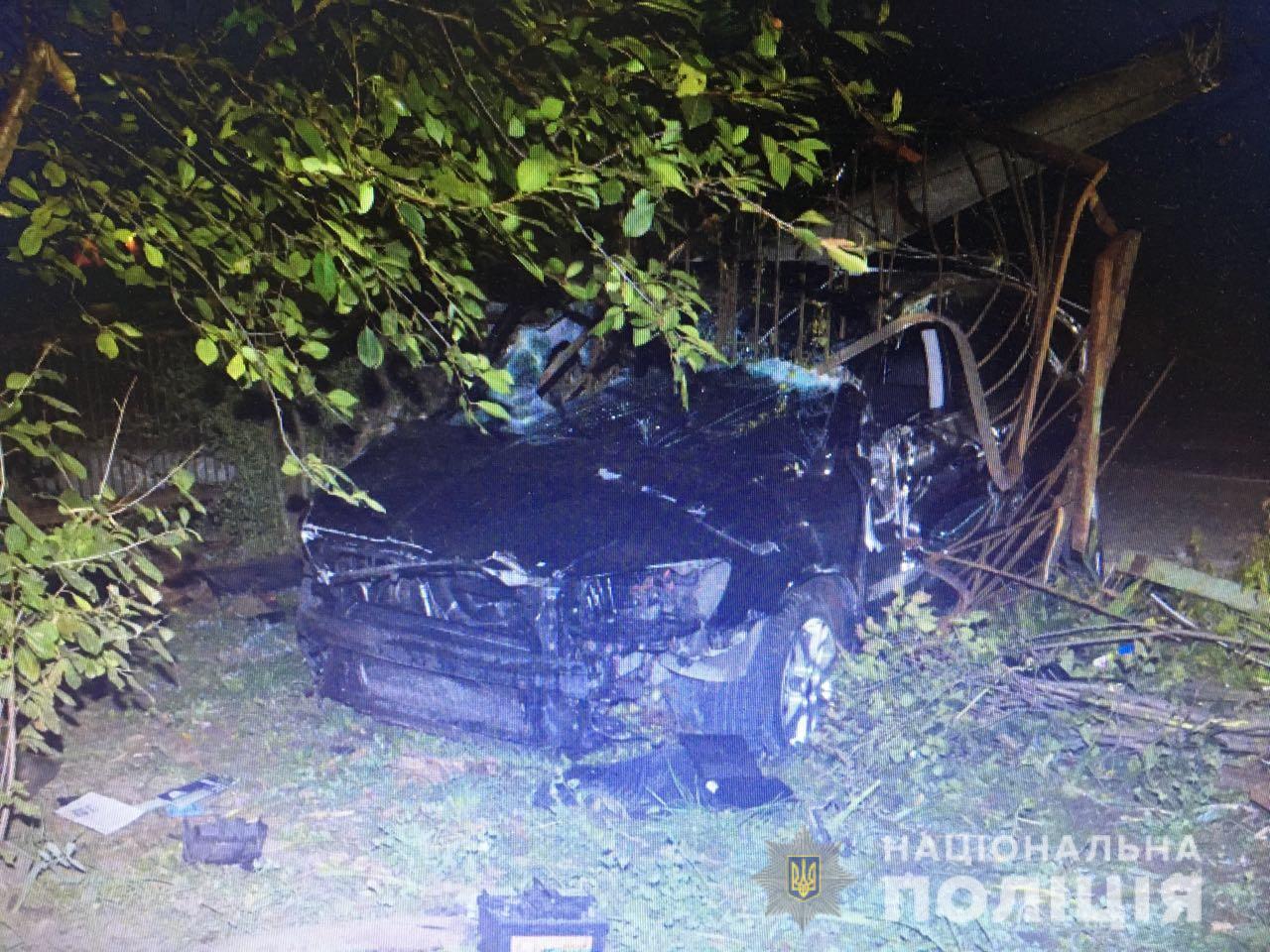 На Львівщині автомобіль врізався в електроопору, є загиблі