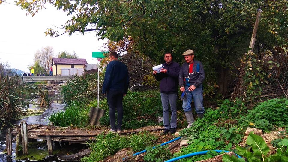 На Львовщине на берегу реки обнаружили строительный мусор