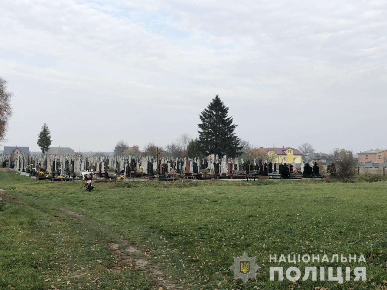На Львовщине жители обнаружили на кладбище тело младенца