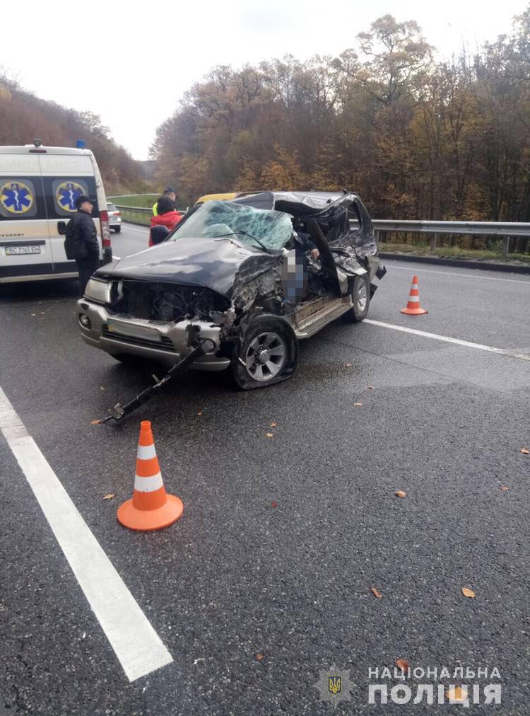 Недалеко от Львова в ДТП погиб водитель внедорожника