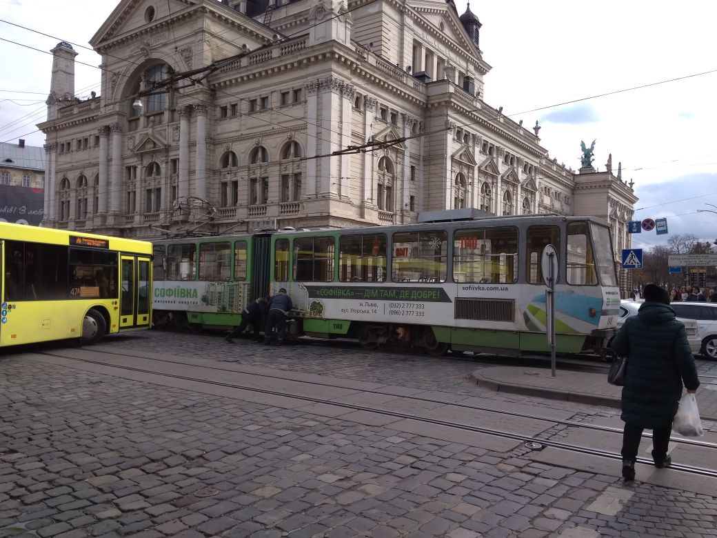 Во Львове сломанный трамвай перекрыл движение (фото)