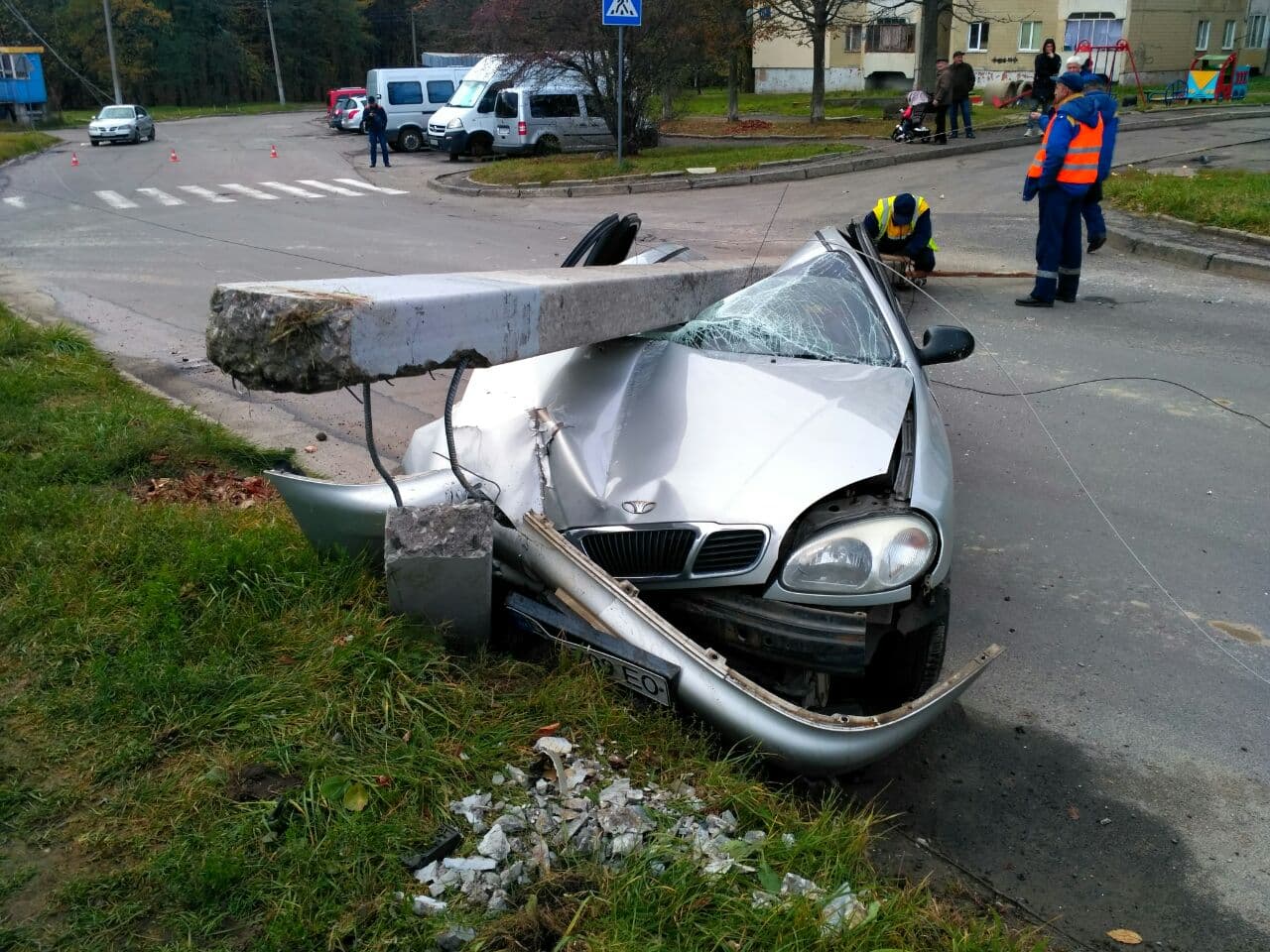У Львові стовп розчавив автомобіль (фото)