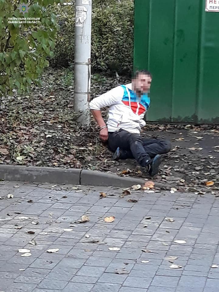 Во Львове пьяный мужчина на улице угрожал пистолетом