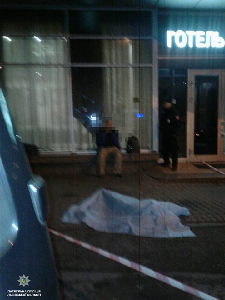 У Львові перед входом у готель вбили людину