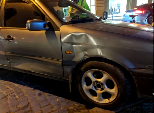 Во Львове пьяный водитель сбил столбики на пешеходном переходе