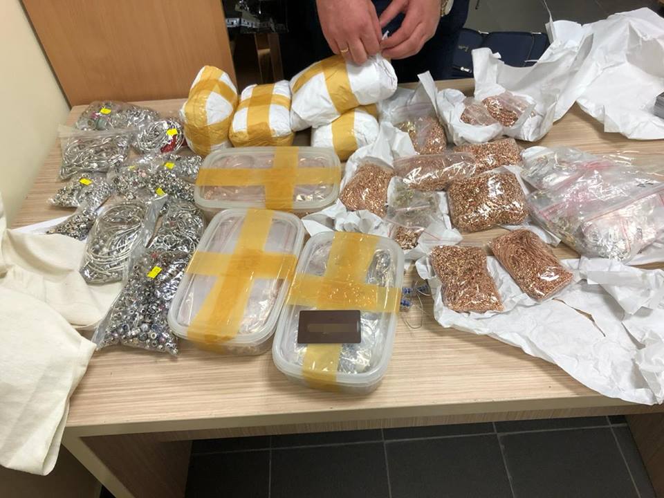В аеропорту "Львів" у пасажира виявили 17 кг ювелірних виробів