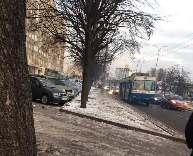 В троллейбусе в центре Львова лопнуло колесо