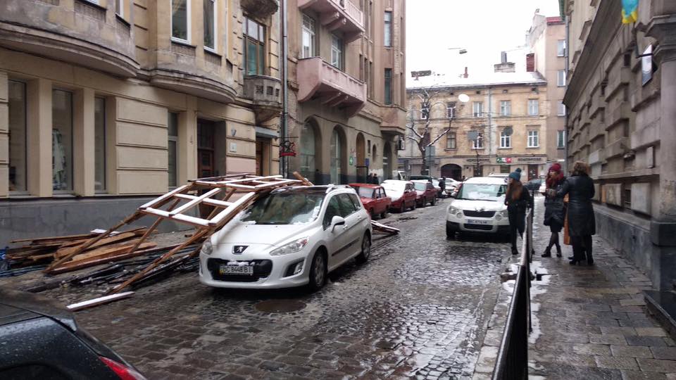 В центрі Львова на автомобіль впало риштування (фото)