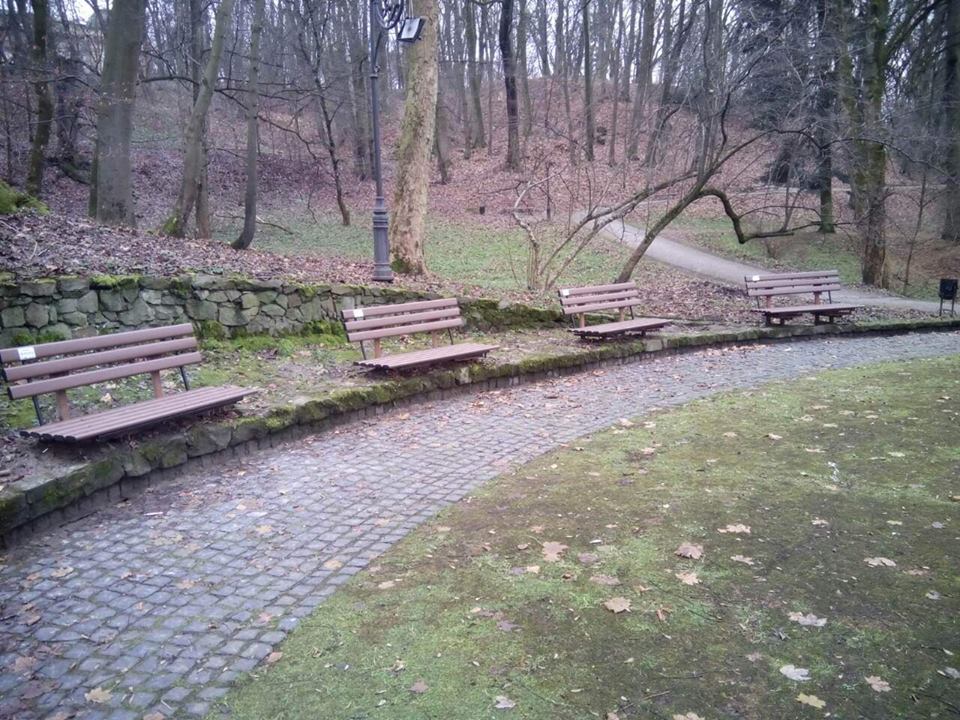 У парку "Стрийський" встановлюють "дивани"