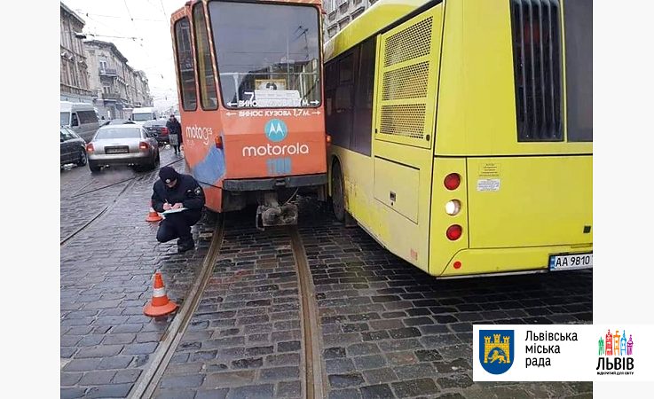 У Львові зіткнулися автобус та трамвай (фото)
