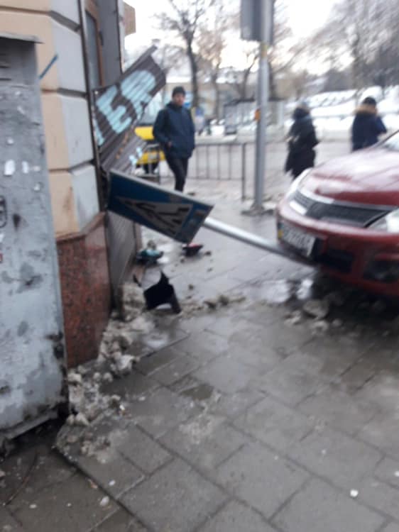 Во Львове автомобиль сбил дорожный знак (фото)