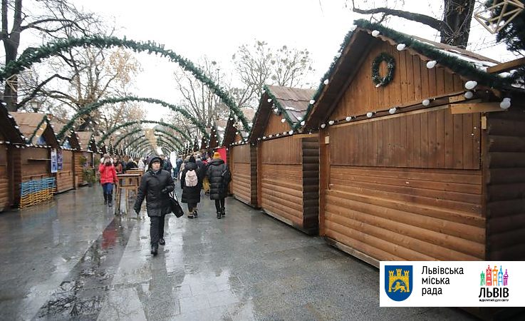 Во Львове временно закрыли работу Рождественской ярмарки