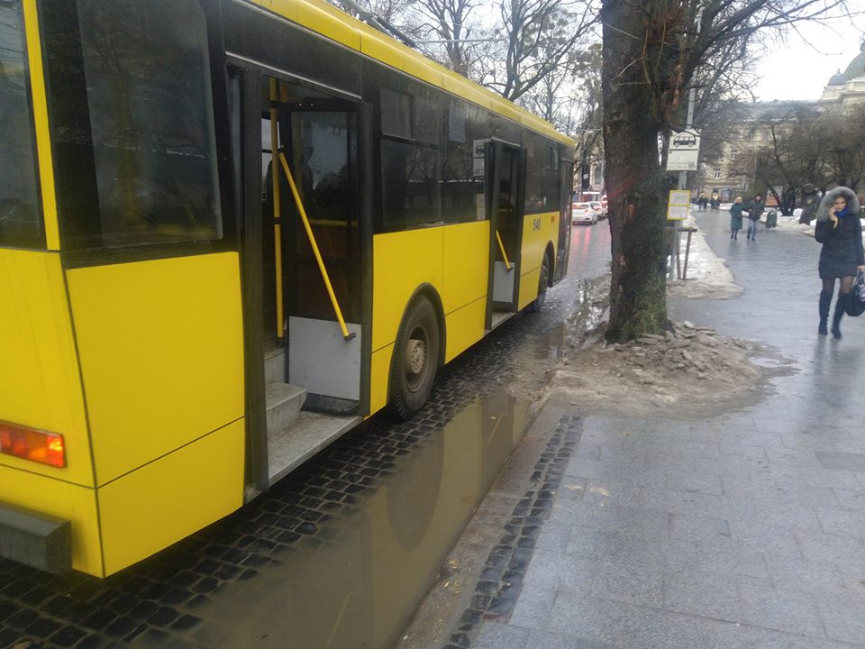 ‎Львів'яни кепкують із зупинки тролейбусу №13