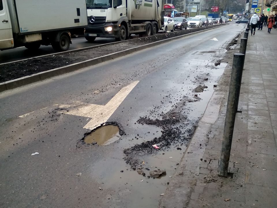 У Львові на відремонтованій вулиці зійшов асфальт