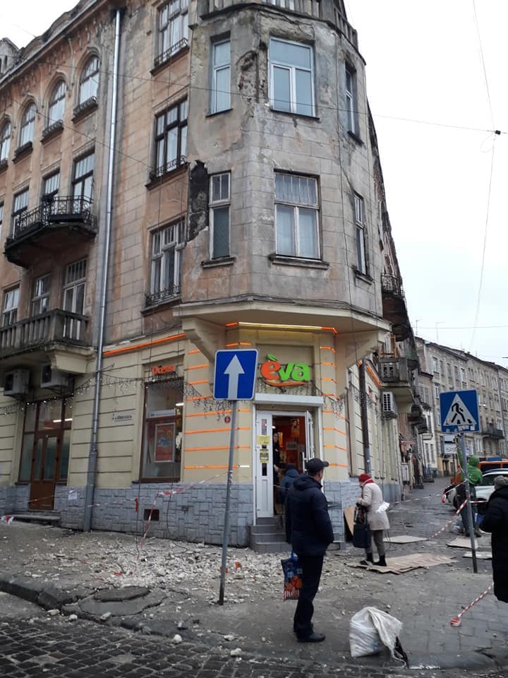 Во Львове у дома отвалилась часть фасада (фото)