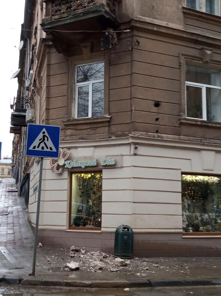 В центре Львовова отвалился кусок балкона