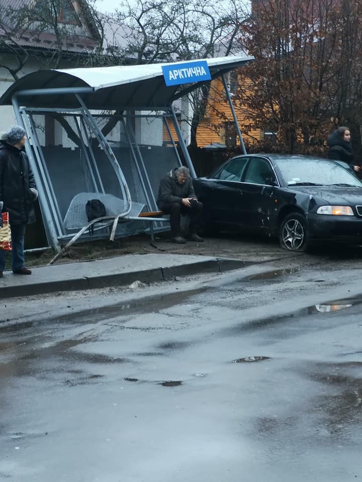 На Львівщині автомобіль влетів у зупинку, є постраждалий
