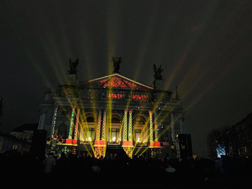 На фасаде Львовского оперного театра показали 3D-шоу (фото)