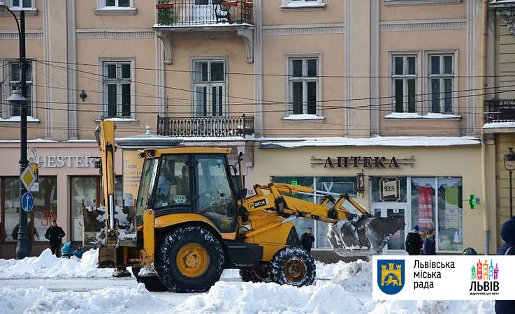Во Львове - снегопад, техника выезжает на улицы повторно