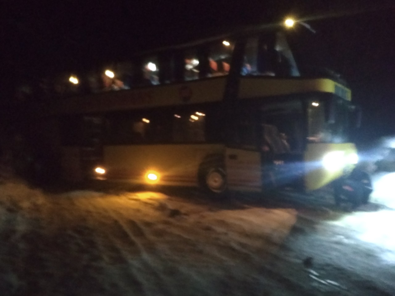 На Львівщині рейсовий автобус застряг у снігу (фото)