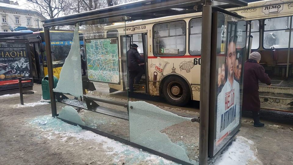 У Львові розбили зупинку громадського транспорту