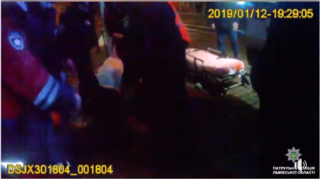 У Львові перехожі разом з патрульними врятували самогубцю (відео)
