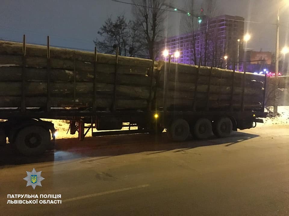 У Львові затримали вантажівки з нелегальною деревиною