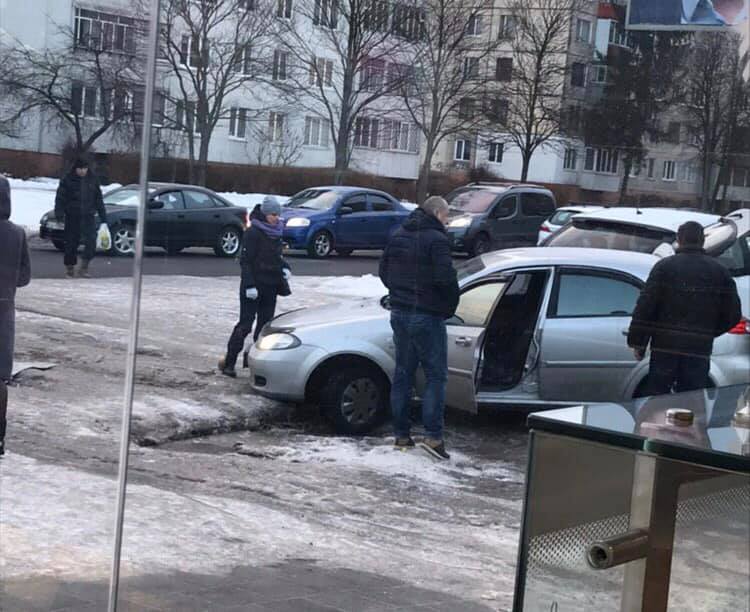 Во Львове автомобиль застрял в дорожной яме (фото)