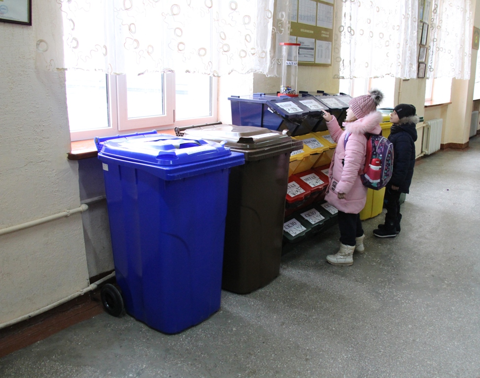 У школах Дрогобича встановили контейнери для сортування сміття
