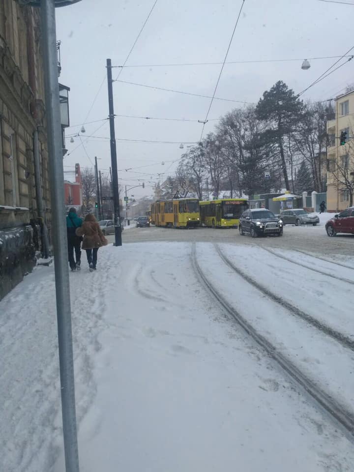 У Львові трамвай зійшов з рейок