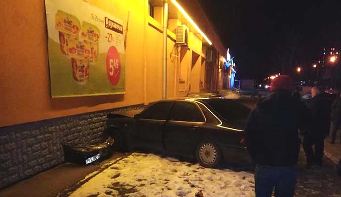 На Львівщині іномарка протаранила стіну супермаркету (фото)