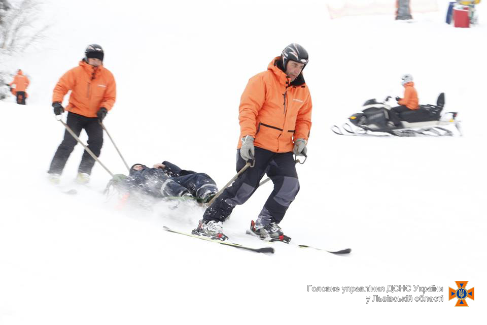 На горах Львовщины травмировались около 70 лыжников