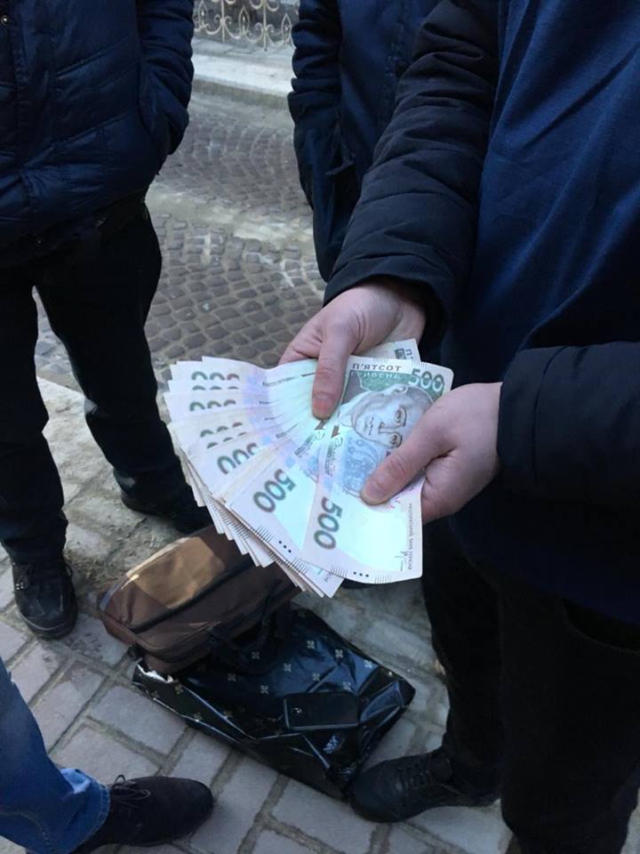На Львовщине на взятке попался чиновник Миграционной службы