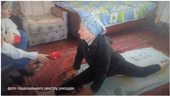 Пенсионерка на Львовщине села на шпагат в 93 года