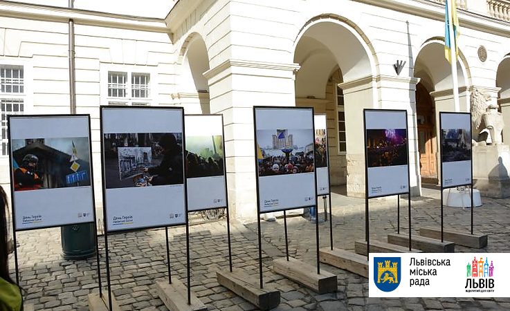 Возле ратуши открылась выставка памяти Героев Небесной Сотни