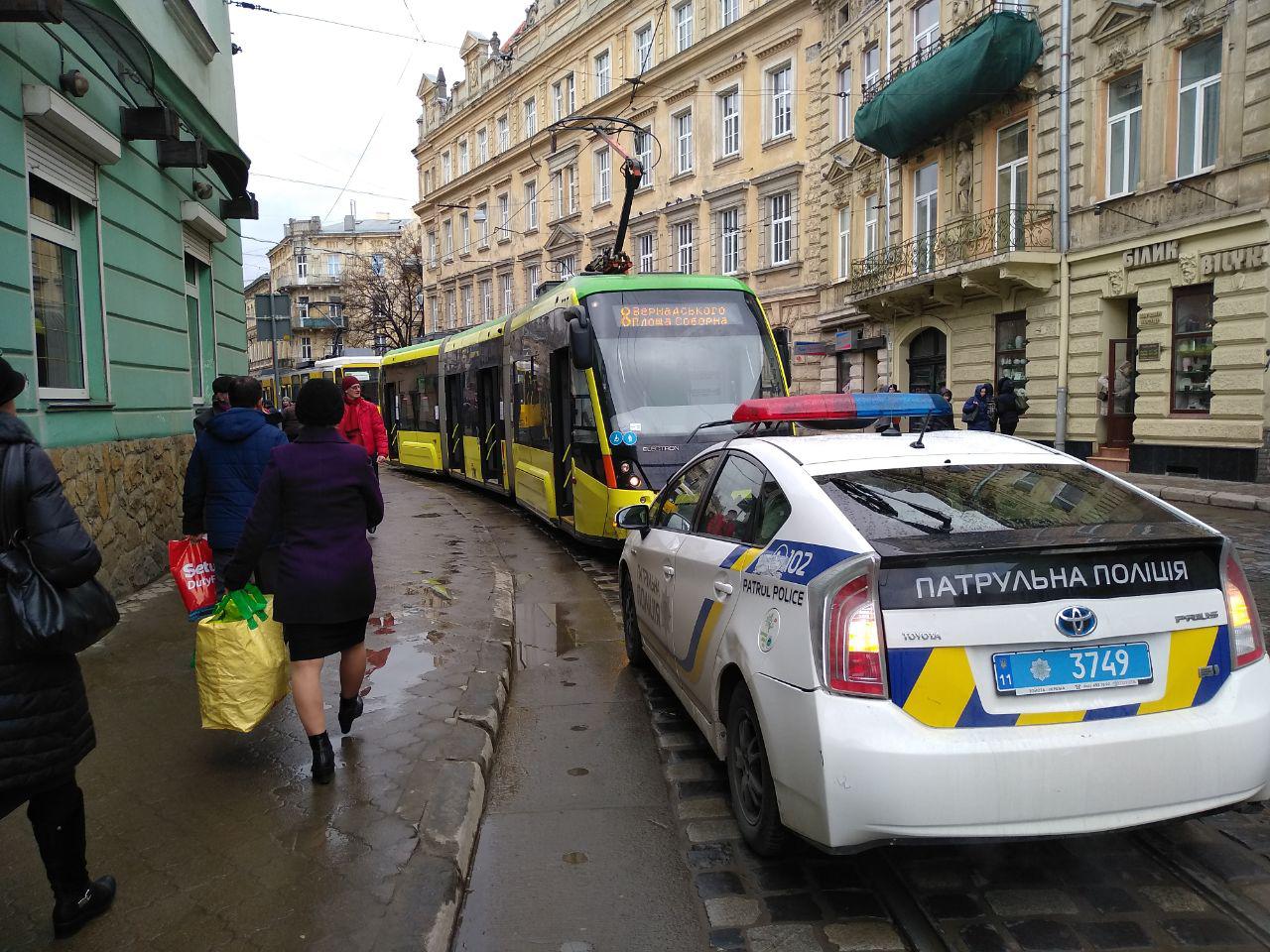 Во львовском трамвае пострадал пассажир