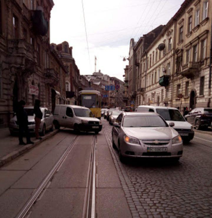 У Львові трамвай зіткнувся з автомобілем