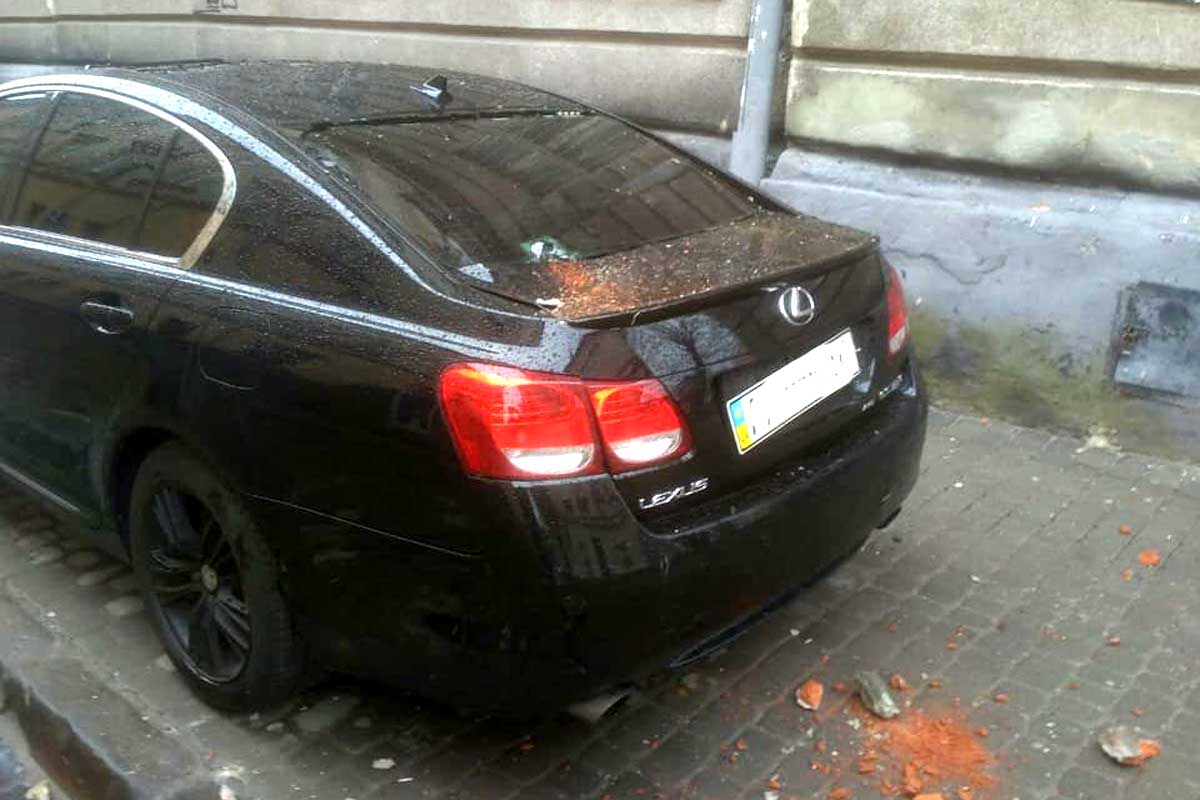 У Львові брила впала на Lexus