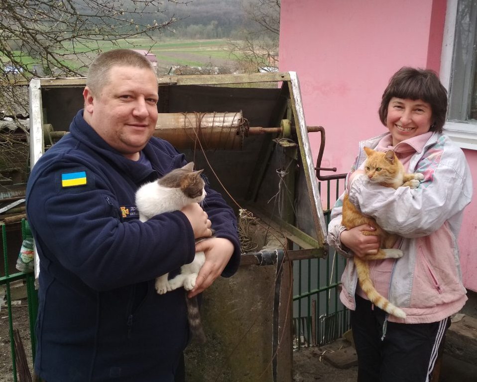 На Львівщині з колодязя врятували котів (фото)