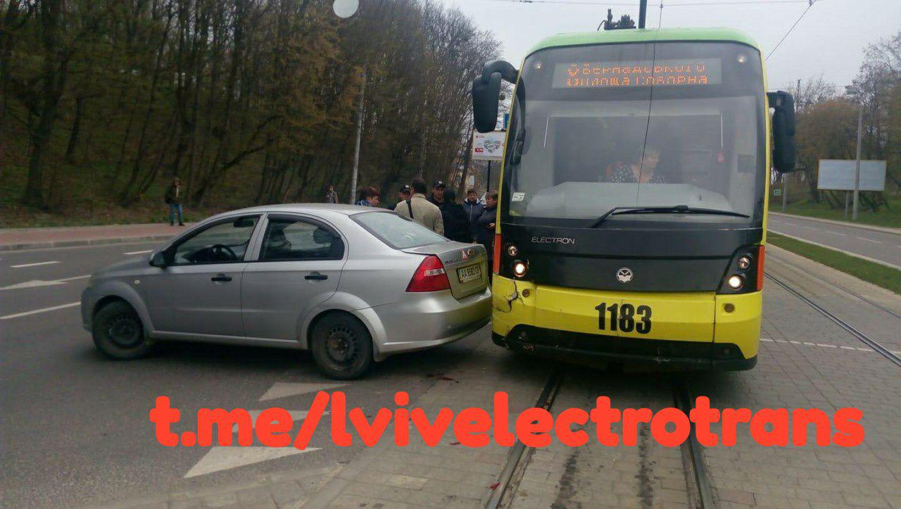 Во Львове трамвай попал в ДТП
