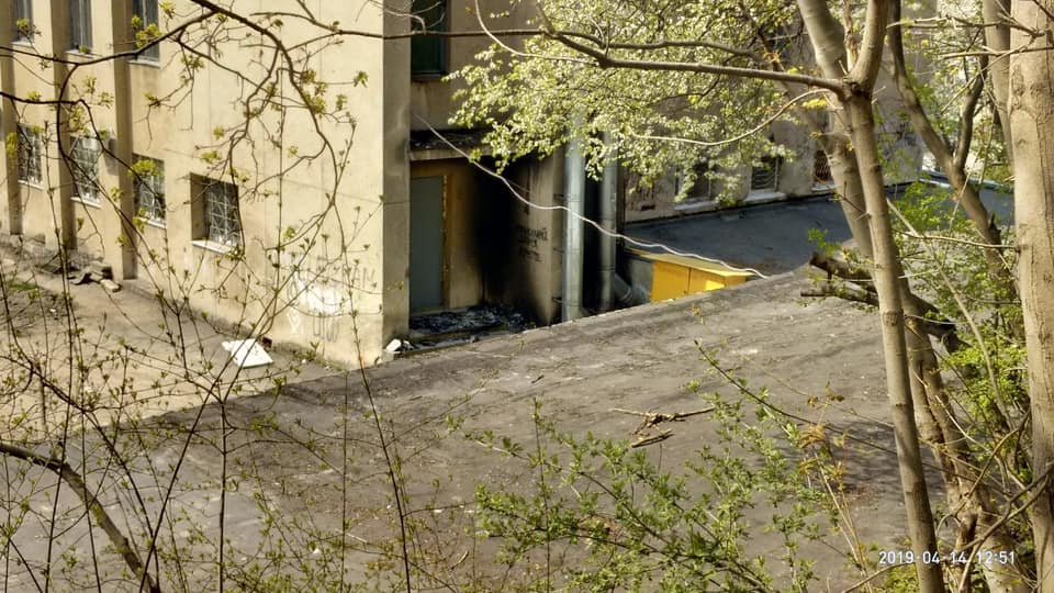 Во Львове у здания райадминистрации обнаружили обгоревший труп
