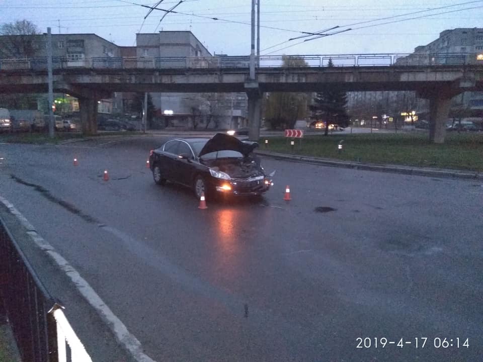 Во Львове автомобиль с СТО попал в ДТП