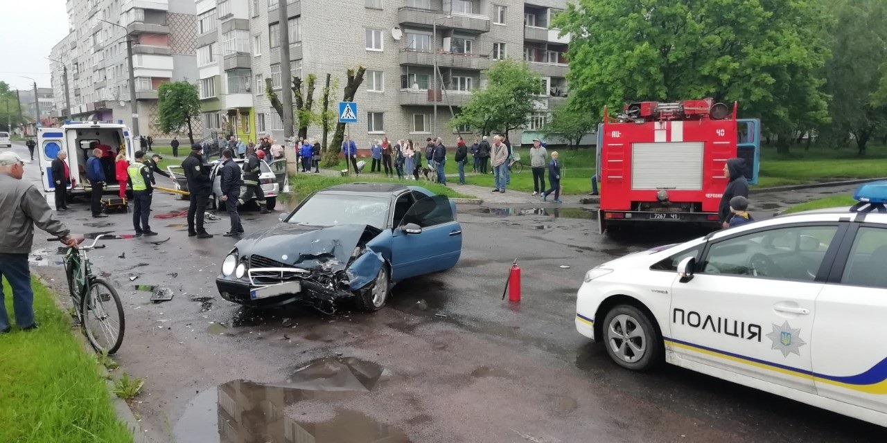 У Червонограді зіткнулися ВАЗ та Mercedes
