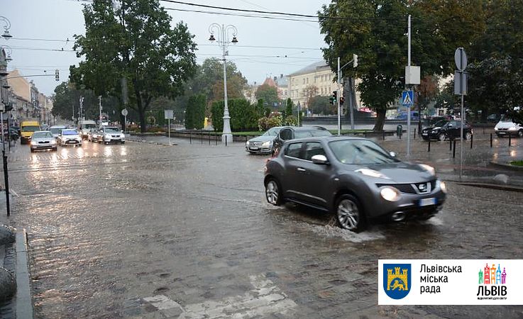 У Львові автомобіль провалився під асфальт