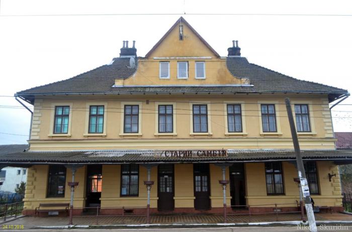 У Старому Самборі упорядковують вокзал