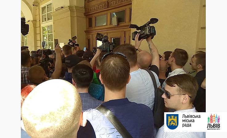 Во Львове активисты выломали двери в горсовет